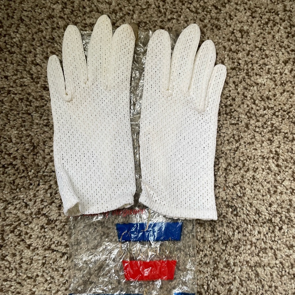 Vintage White Mesh Textured Gloves